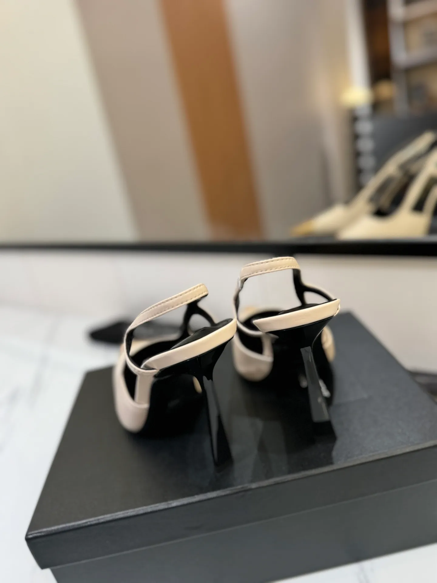 👟👟Ex-factory price 600👟👟 saint laurent ss24 new arrival～ Saint Laurent ysl 2024 spring and summer｜New high-heeled shoes🆕 Beautiful, refined and elegant! The 10cm foot is very stable, so feel free to put it in! The heel is custom-made from a new mold, and the height is the same as the original one. Various incorrect versions are % high-end and sexy, YSL still understands women best❤️ ⚠️The entire upper and lining are made of one piece without joints, which consumes more materials and costs more! Moreover, the material, fabric and lining are all made from more than 20 pieces of genuine custom-made calfskin. The upper is made of custom-made calfskin, the lining is made of calfskin, and the genuine leather outsole imported from Italy. Heel height: 10cm. Size: 35-39 (40 and 41 are custom-made and cannot be returned or exchanged)